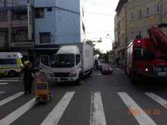 小货车路口回转 女骑士卷车底脱臼断牙