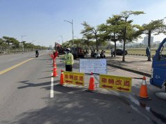 高雄时代大道路面塌陷骑士摔车  市府将厘清原因、今天恢复路平