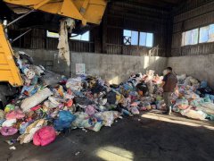 帮妈妈打扫误丢塑胶袋内3万多元 新社清洁队协助垃圾堆中寻回