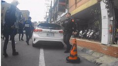 后方车辆按喇叭 男子挥木刀叫嚣吓坏路人 遭快打部队围捕送办