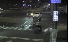 高雄19岁男闯红灯  追撞机车3人受伤送医