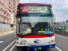 台64线公车追撞BMW事故 女驾驶轻伤、30乘客无碍