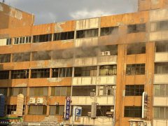 浓烟直冒！苗栗中山路旧商业大楼火警 消防到场救援