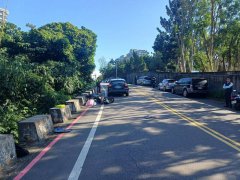 女驾车高尔夫球场外逆向撞机车 骑士坠落3米边坡不治