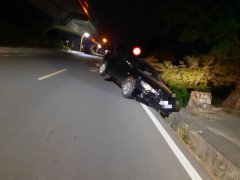 轿车失控撞向路旁卡水沟「翘孤轮」 警方到场不见驾驶