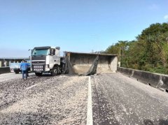 国1铜锣段联结子车翻覆砂石散落 北向车流回堵7公里