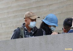 张文父母替儿子下跪道歉 巴毛律师呼吁：别再追杀他们了