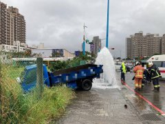 走错路想调头 多元计程车违规操作酿车祸还撞断消防栓