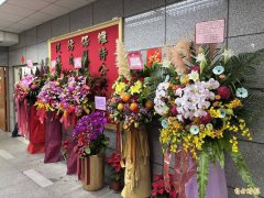 肯定警方侦办张文案  中正一分局涌入大批加油花篮