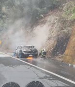 合欢山下雪掀追雪潮！台14线惊见车辆冒烟变火烧车