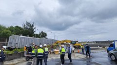 怪手铲斗太靠近铁道 花莲临港线货物列车撞到出轨