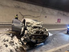 驾驶走神未注意撞前车 观音山隧道2车追撞酿火烧车