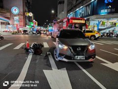 台中亲亲戏院前3车碰撞！男骑士闪回转休旅车重摔 命危送医抢救