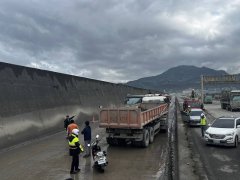 台北港2砂石车对撞 1驾驶双脚遭变形车体压住