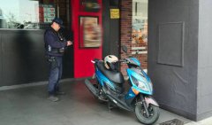 男机车停骑楼遭检举怒贴纸条 高雄警：五大商圈均禁止