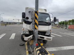 怎么撞的？送货男驾车PK号志杆 荷包惨了