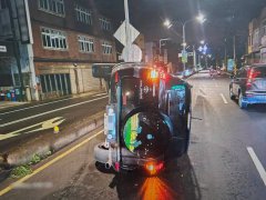 桃园男酒后驾车自撞中央分隔岛侧翻 当场被逮送办