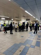 北捷大直站男乘客失控 !站长遇袭辣椒水反击  保全钢叉压制对方