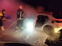 国1七堵段火烧车  3人及时逃生