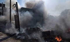 轰！彰化花坛杂草废弃物火灾浓烟窜天 险烧进民宅