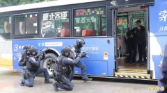 跨年活动前夕  新北演练公车乘客遭持刀挟持 强化紧急应变力