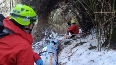 空勤直升机今早再出动  运送雪山失温死亡男遗体下山