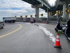 货车漏油300公尺害骑士摔车 警揪出肇事司机开罚