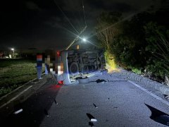 一称闪狗失控撞电杆、一疑转弯不慎撞护栏 苗栗2车翻覆
