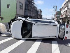 轰！彰化轿车失控撞消防栓、电杆侧翻  4人挂彩送医