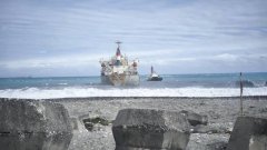 巴拿马散装货轮花莲搁浅 拖船不敌风浪也受困1人伤