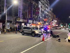 高雄男开车突回转 后方重机骑士撞上弹飞