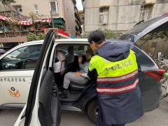 寒流来袭老翁却衣著单薄站在路旁 警方火速访查助他回家