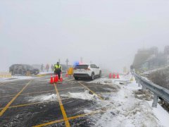 「警察小姐姐」合欢山冰雪中执勤 包紧紧再度被认出