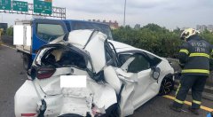 国1南下彰化段3车追撞 1车全毁2人受困轻伤送医