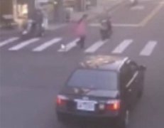 轿车礼让还是出事！斑马线下秒「行人被机车撞飞」 惊悚画面曝光