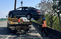 嘉义台82快速道路小客车高速行驶自撞  驾驶抛飞摔落路面