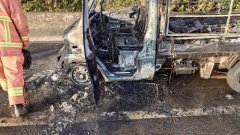 国1三重段掉落床垫  小货车辗过卡住酿火烧车