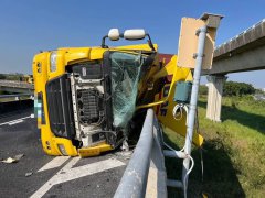 国1北向台南系统汇国8半联结车自撞侧翻  西行匝道一度封闭