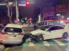 此地无银？宾士男撞前车愿酒测不愿验毒 挨罚18万