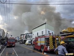 花莲重庆路老旧社区起火 火势猛烈浓烟窜天