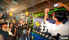 抗议拆公馆圆环！台大生举蒋万安黑白照喊「瞻仰蒋公遗容」不起诉