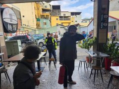 侦查佐休假买午餐 见店家起火抡起灭火器扑灭