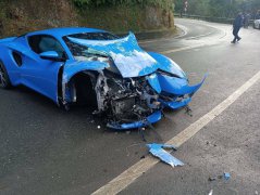 525万莲花超跑北宜自撞！车头全毁 驾驶送医