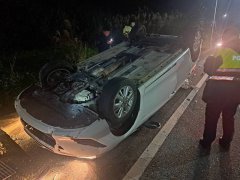 新北万里弯道自撞翻车4轮朝天 驾驶幸仅受轻伤