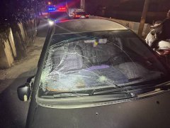 碰！父子共乘机车遭撞飞脚骨折 热心民众追3公里拦肇逃轿车