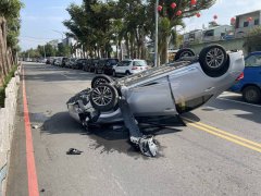 嘉市轿车撞护栏翻覆4轮朝天 75岁驾驶自行脱困拒送医