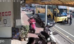 机车出加油站直接左转被撞 草屯87岁嬷卡公车底双腿骨折