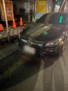 北市宾士车停路旁 竟遭人泼洒不明秽物臭气薰天