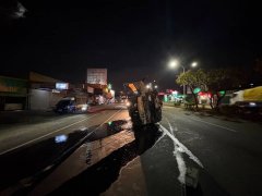 中市沙鹿向上路又出车祸！ 大货车自撞分隔岛侧翻