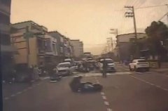 桃园中埔国小前汽车冲撞6机车多人受伤 驾驶称「误触油门」